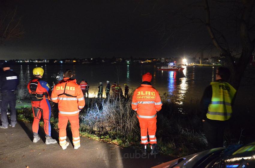 Einsatz BF Koeln PKW im Rhein Mondorf Hersel P042.JPG